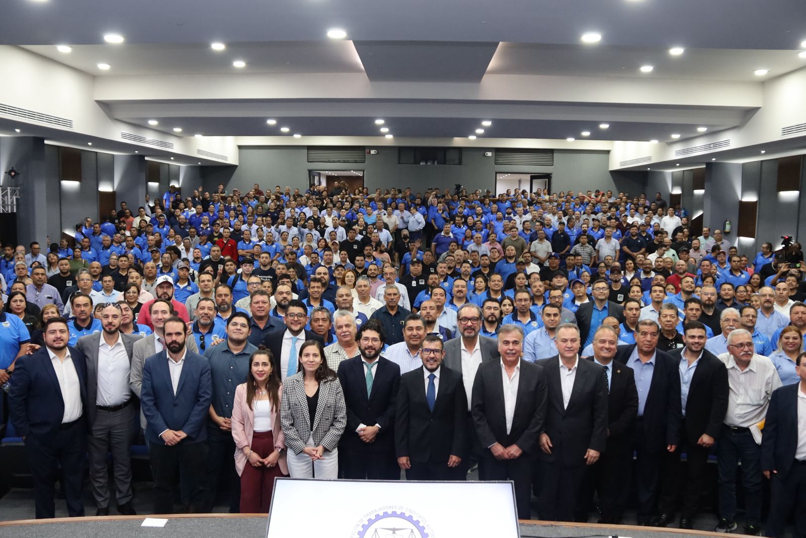 Sostiene Marath Bolaños encuentro con líderes sindicales de NL